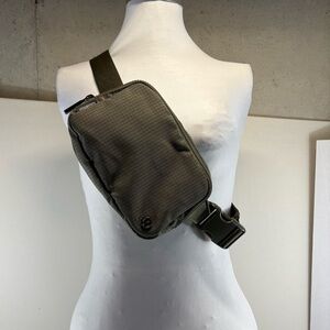 Lululemon Everywhere Belt Bag-COBN/BLK Grid Pattern